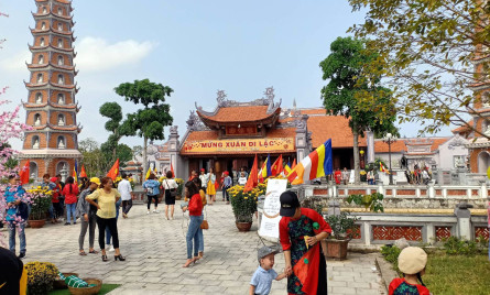 Cho thuê xe 16 chỗ đi Chùa Hoằng Phúc tại Đồng Hới Quảng Bình